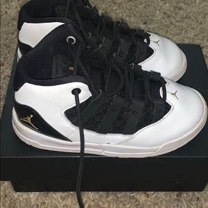Toddler Jordan’s Max Aura gym shoes